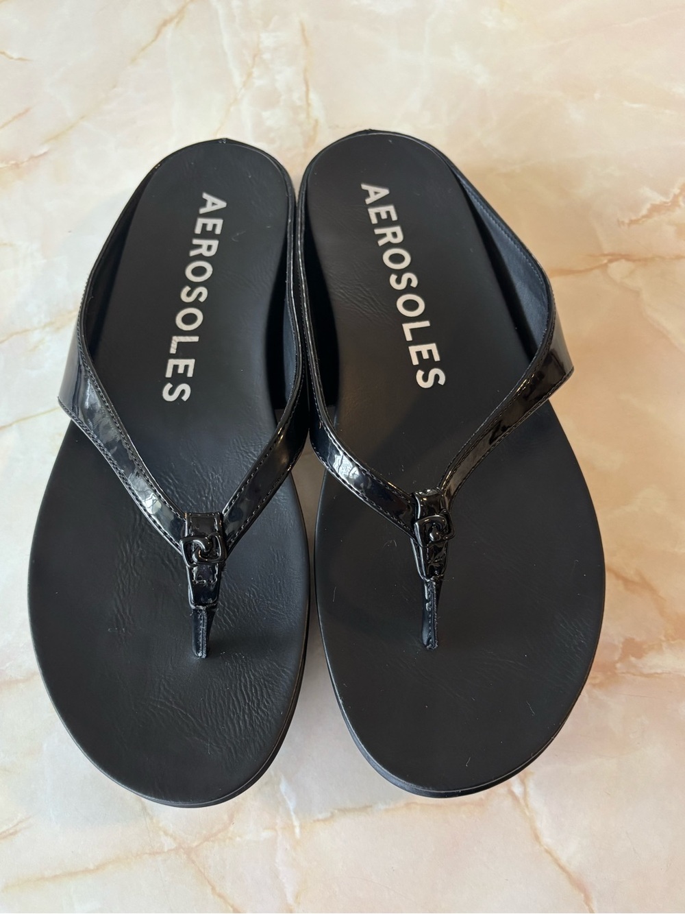 AEROSOLES Black Patent Thong Sandals